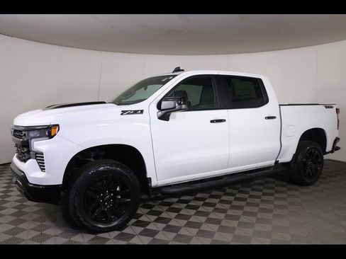 Used 2025 Chevrolet Silverado 1500 LT Trail Boss w/ Dark Appearance Package AWD/4WD image 4