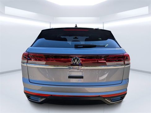 Certified 2024 Volkswagen Atlas Cross Sport SE image 4