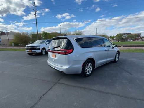 Used 2024 Chrysler Pacifica Touring-L FWD image 9