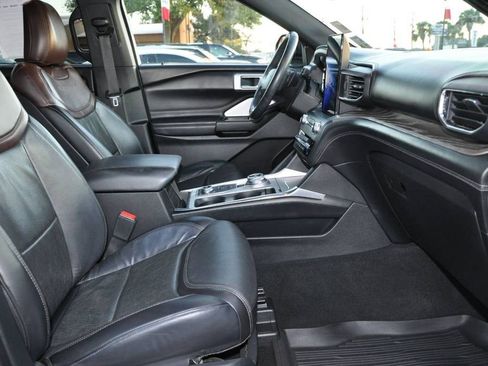 Used 2020 Ford Explorer Platinum w/ Premium Technology Package image 16