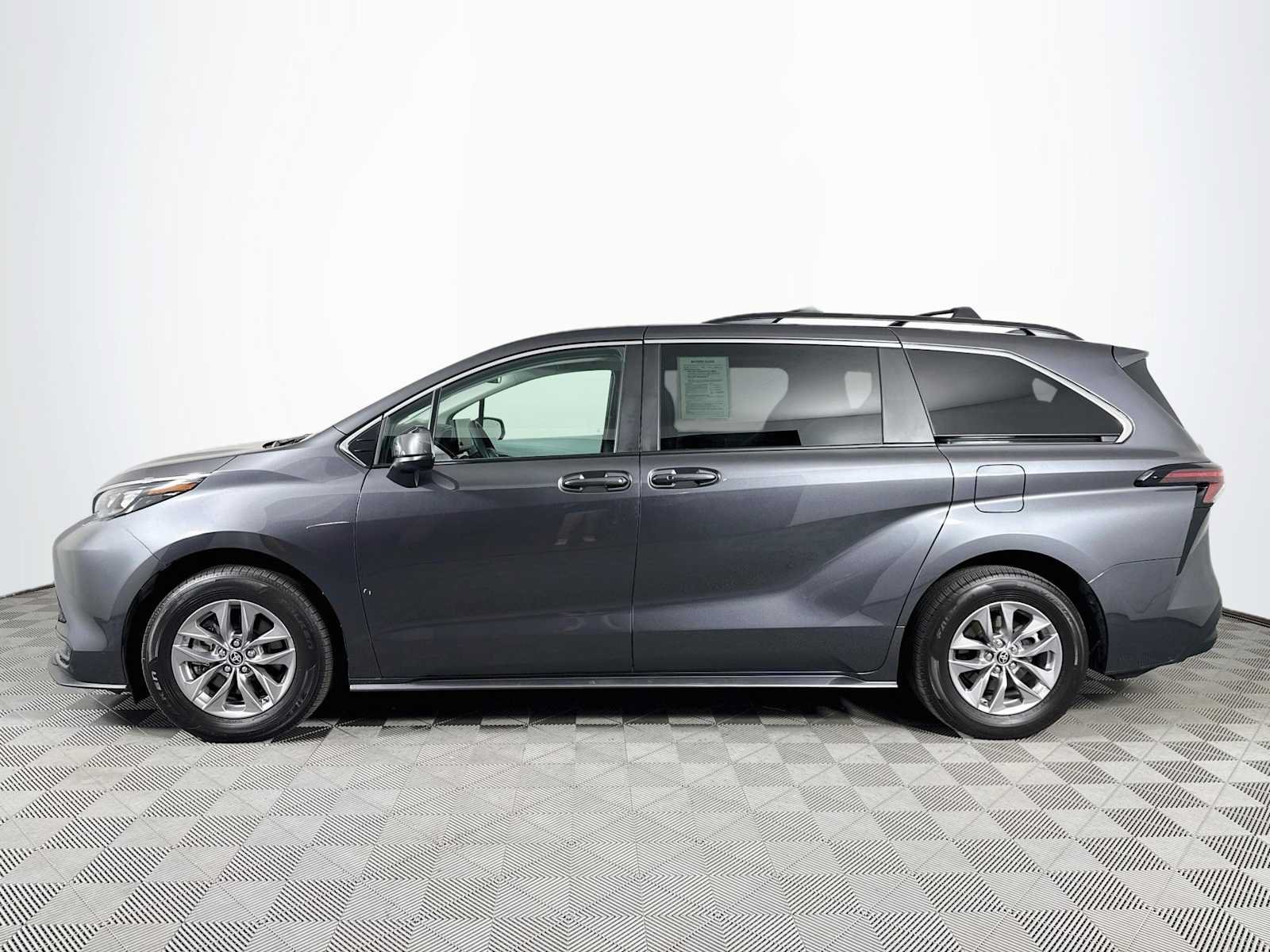 Used 2025 Toyota Sienna LE AWD/4WD image 8