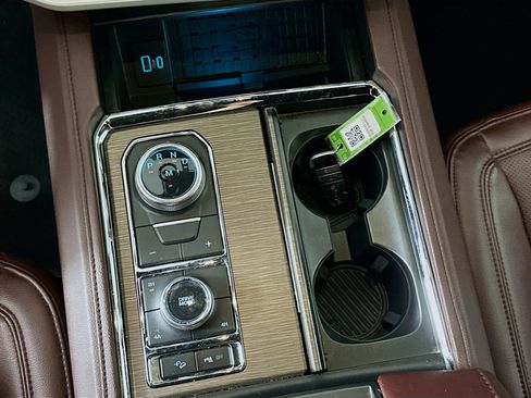 Used 2024 Ford Expedition Limited image 25