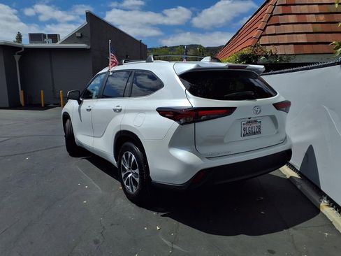 Certified 2024 Toyota Highlander XLE FWD image 6