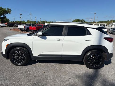 Used 2022 Chevrolet TrailBlazer LT w/ Convenience Package FWD image 3