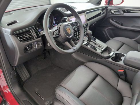 Certified 2025 Porsche Macan image 4