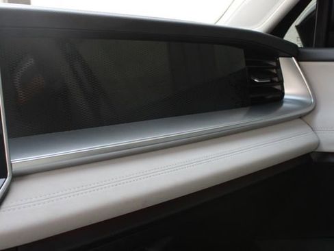 Used 2025 Volkswagen Tiguan SE image 19