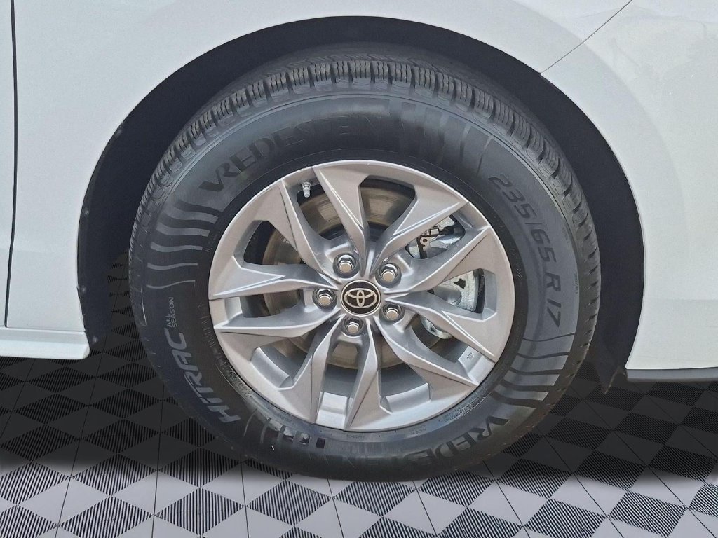 Used 2024 Toyota Sienna LE AWD/4WD image 30