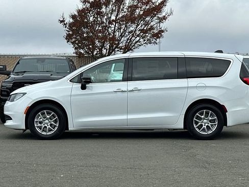 New 2026 Chrysler Voyager LX image 7
