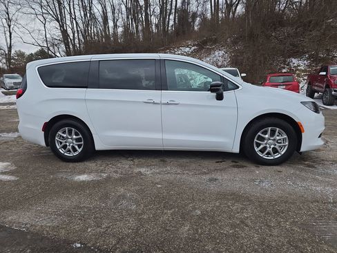 New 2026 Chrysler Pacifica Select w/ S Appearance Package AWD/4WD image 3