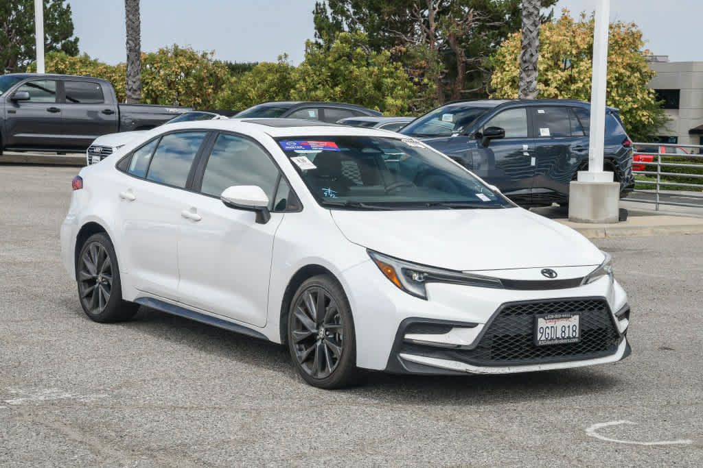 Used 2023 Toyota Corolla SE w/ SE Premium Package FWD image 3