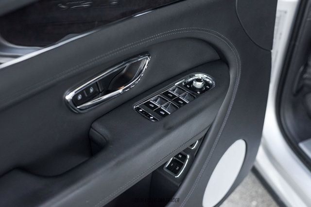 Used 2021 Bentley Bentayga AWD/4WD image 38