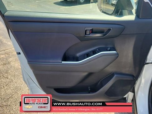 Used 2024 Toyota Highlander LE AWD/4WD image 20