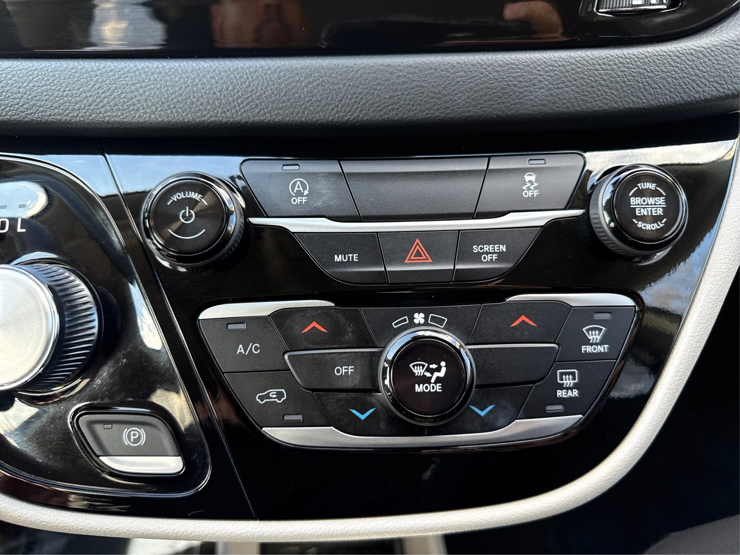 Used 2024 Chrysler Voyager LX FWD image 31