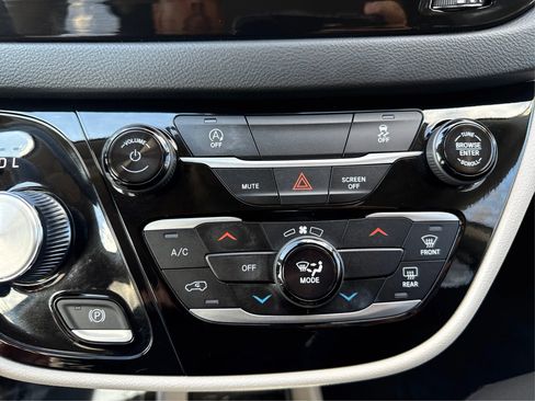 Used 2024 Chrysler Voyager LX FWD image 31