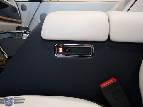 Used 2017 Rolls-Royce Phantom Drophead Coupe image 24