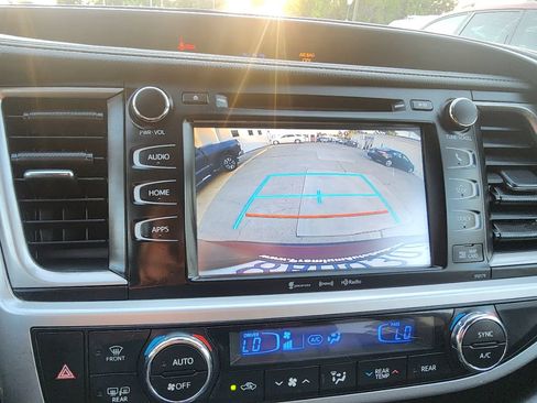 Used 2017 Toyota Highlander SE w/ Carpet Mat Package AWD/4WD image 21