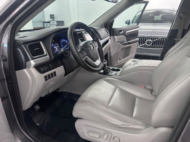 Used 2017 Toyota Highlander XLE AWD/4WD image 9