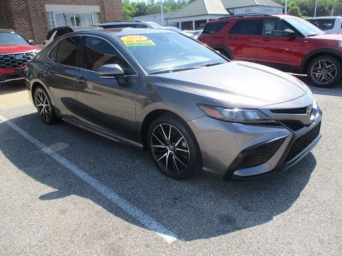 Used 2024 Toyota Camry SE w/ Convenience Package FWD image 1