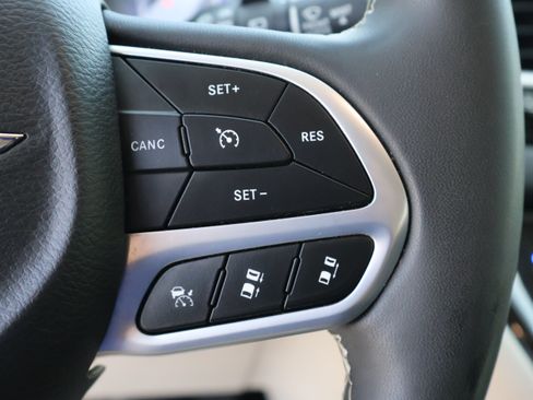 Used 2023 Chrysler Pacifica Touring-L FWD image 38