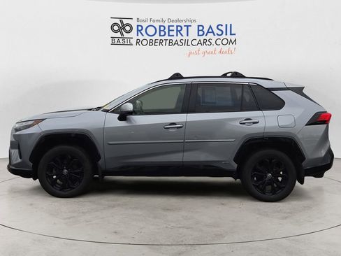 Used 2022 Toyota RAV4 SE w/ Convenience Package image 2