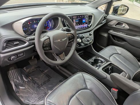 Used 2023 Chrysler Pacifica Limited w/ S Appearance Package image 15