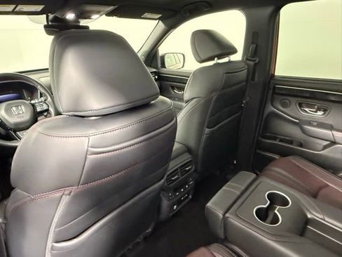 Used 2025 Honda Pilot Black Edition image 39