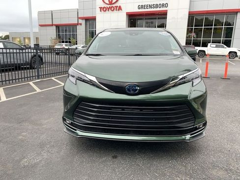 Used 2025 Toyota Sienna XLE AWD/4WD image 3