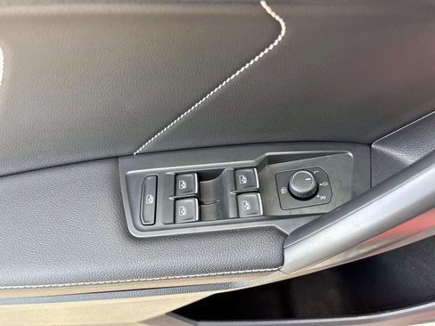 Used 2023 Volkswagen Tiguan SE w/ Panoramic Sunroof Package image 13