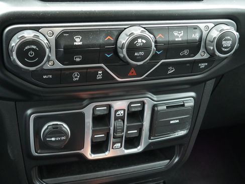 Used 2020 Jeep Wrangler Unlimited Sahara image 12