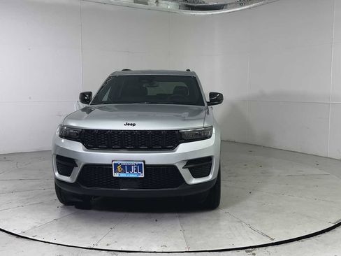 Used 2023 Jeep Grand Cherokee Altitude image 7