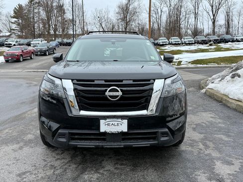Used 2024 Nissan Pathfinder SV w/ SV Premium Package image 2