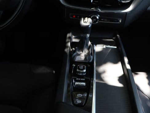 Used 2020 Volvo XC60 T6 Momentum w/ Protection Package image 18