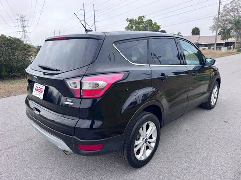 Used 2017 Ford Escape SE image 6