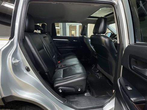 Used 2019 Toyota Highlander XLE AWD/4WD image 30