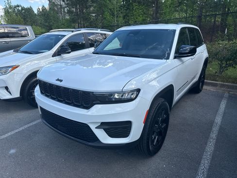 Used 2025 Jeep Grand Cherokee Altitude image 2