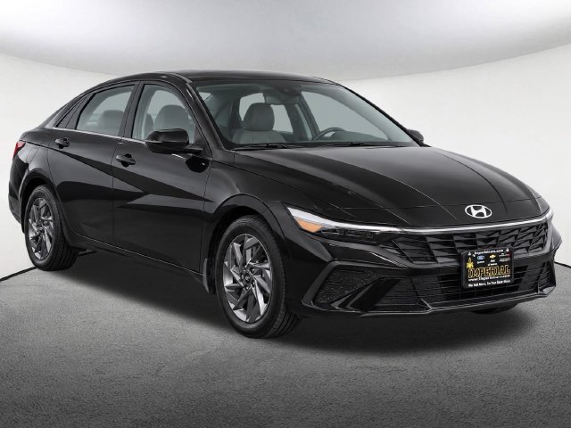 Used 2024 Hyundai Elantra SEL FWD image 2