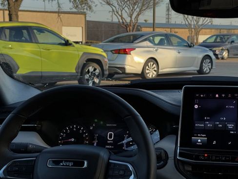 Used 2025 Jeep Compass Limited image 34