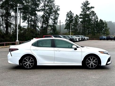 Used 2024 Toyota Camry SE image 9