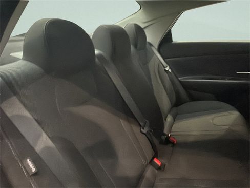 Certified 2025 Hyundai Elantra SE image 12