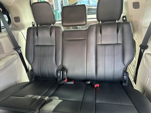 Used 2011 Chrysler Town & Country Touring-L w/ Driver Convenience Group FWD image 15