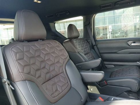 Used 2025 Nissan Armada Platinum w/ Convenience Package RWD image 13