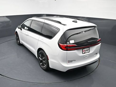 New 2027 Chrysler Pacifica Limited AWD/4WD image 42