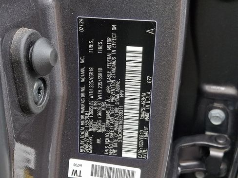 Used 2024 Toyota Highlander XLE AWD/4WD image 32