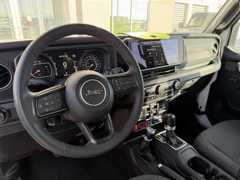 Used 2025 Jeep Wrangler Unlimited Rubicon image 5