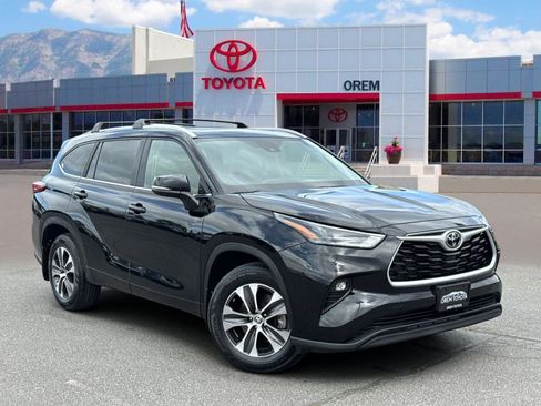 Used 2023 Toyota Highlander XLE AWD/4WD image 1