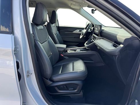 Used 2025 Ford Explorer Active w/ Active Comfort Package RWD image 15