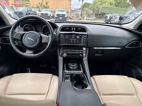 Used 2017 Jaguar F-PACE Premium image 5