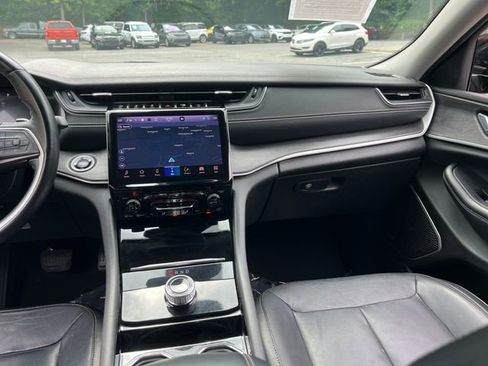 Used 2022 Jeep Grand Cherokee Limited image 17