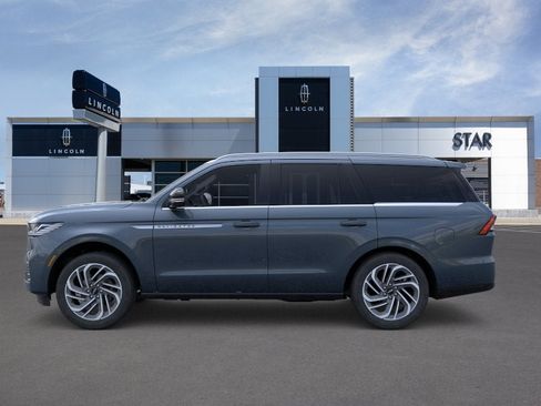 New 2026 Lincoln Navigator Reserve AWD/4WD image 3