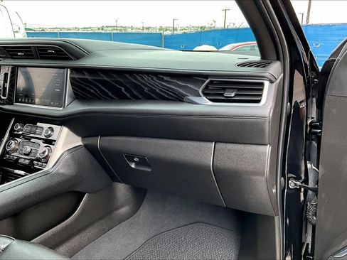 Used 2021 GMC Yukon Denali w/ Denali Premium Package image 18